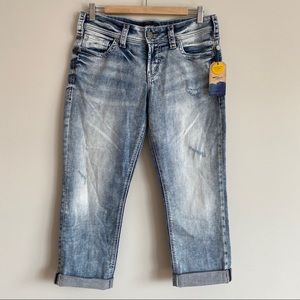 NWT Silver Suki Capri Jeans Light wash Blue Distressed Size 29x22.5